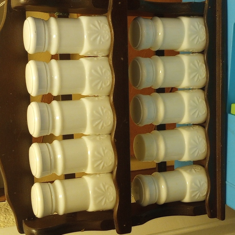 Genuine Ma Lek wood rack with mik glass species containers.